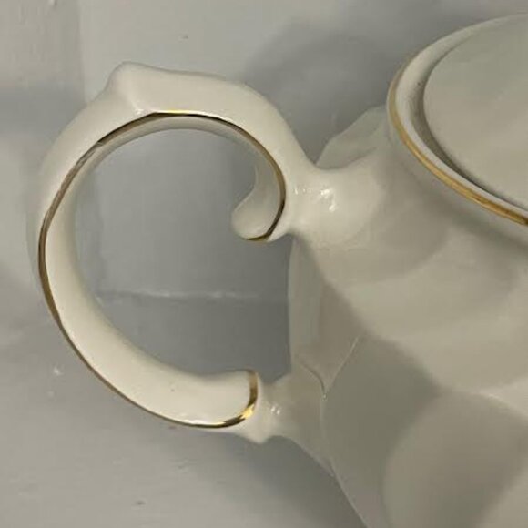 English Windsor Teapot  with . Floral Roses Bouquet Swirl Design - Picture 15 of 15